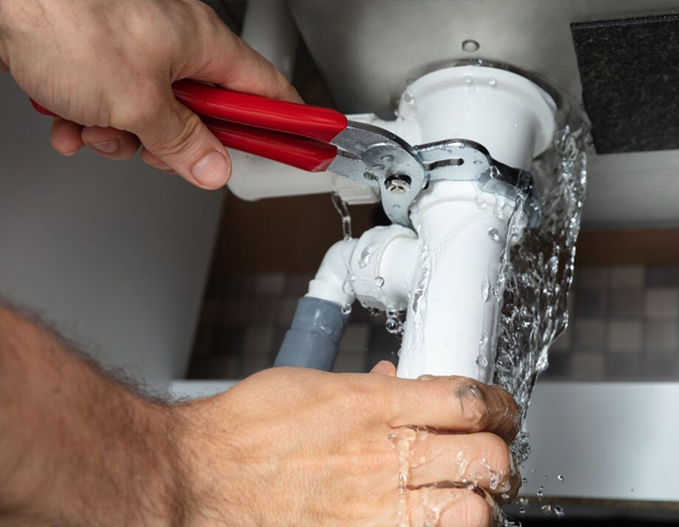Fontanero reparando fuga de agua en Ciudad Lineal Madrid