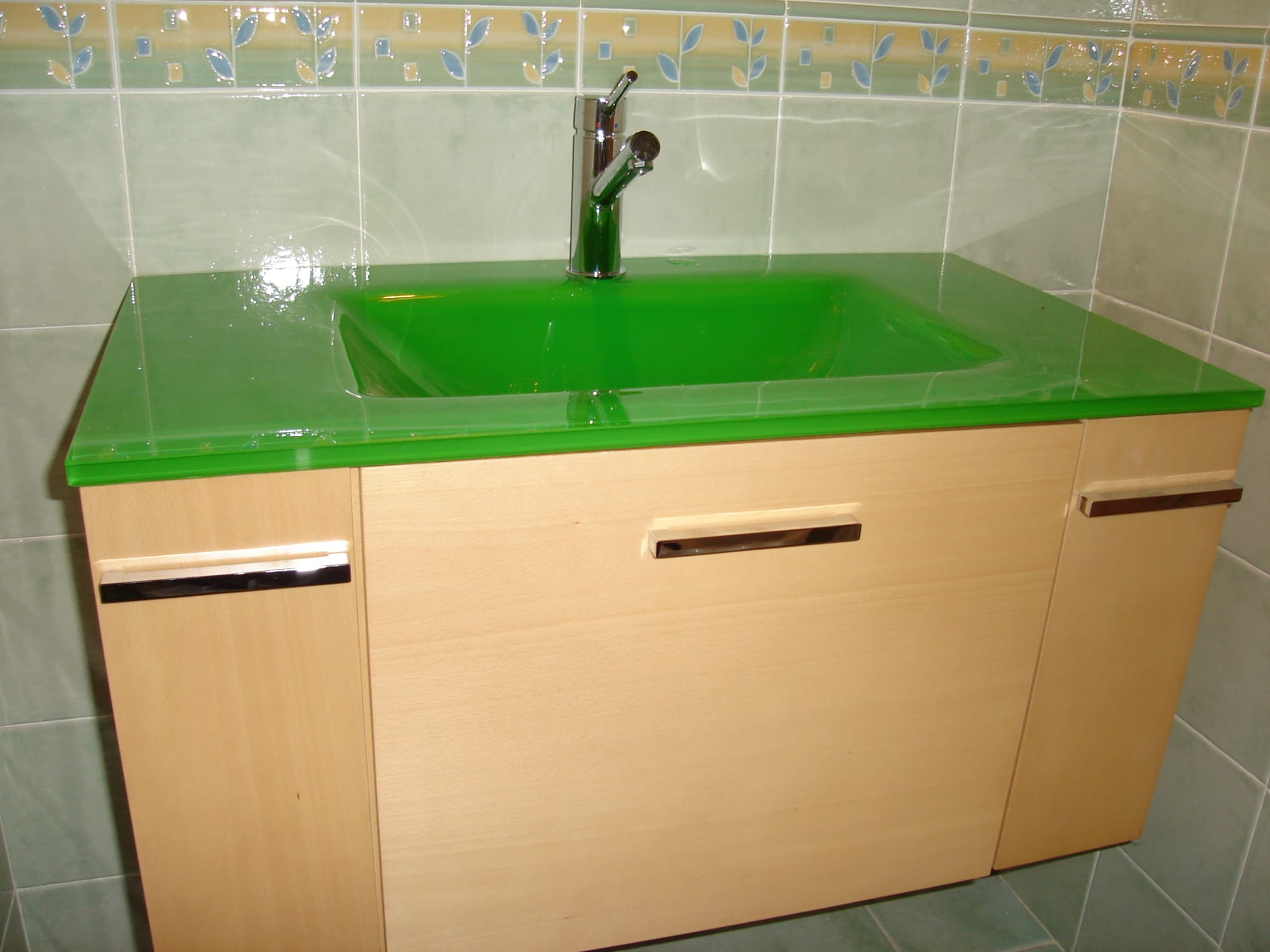 Lavabo nuevo en baño de barrio en Madrid