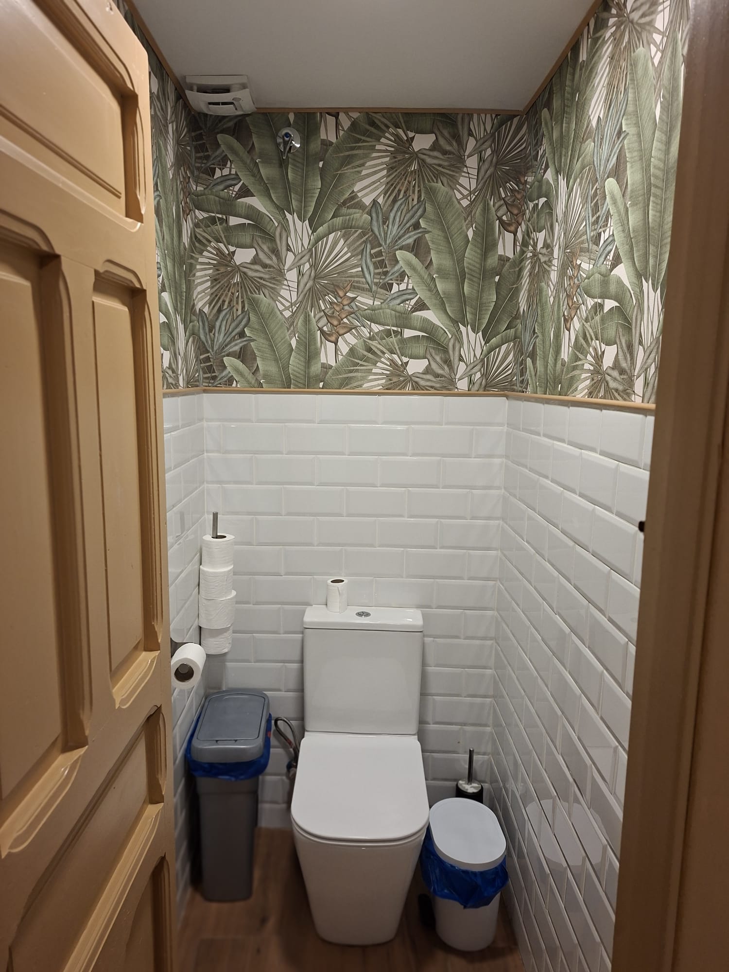 Fontanero revisando instalación en Madrid